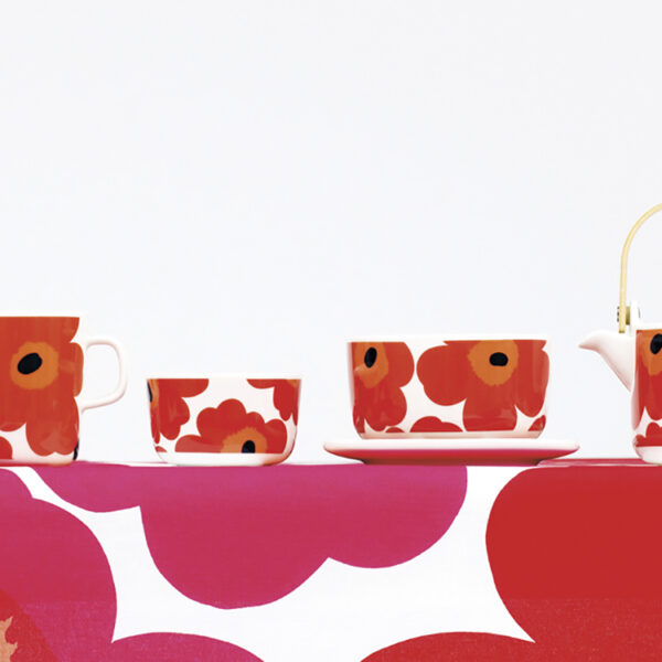 Unikko red dinnerware