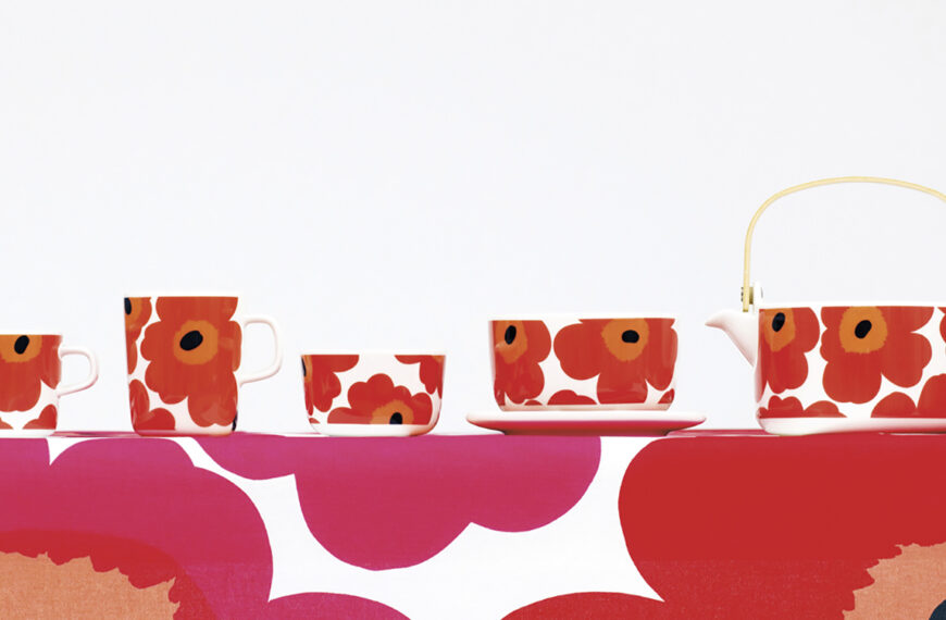 Unikko red dinnerware